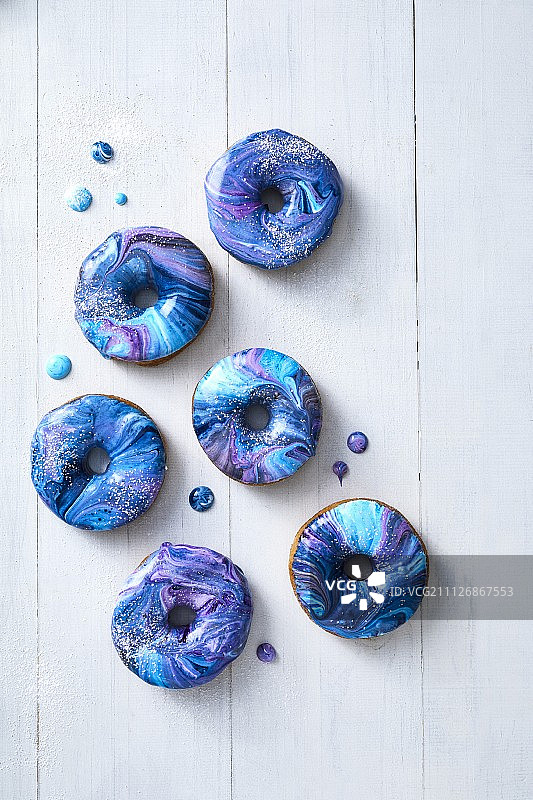 蓝紫相间的大理石釉面甜甜圈图片素材