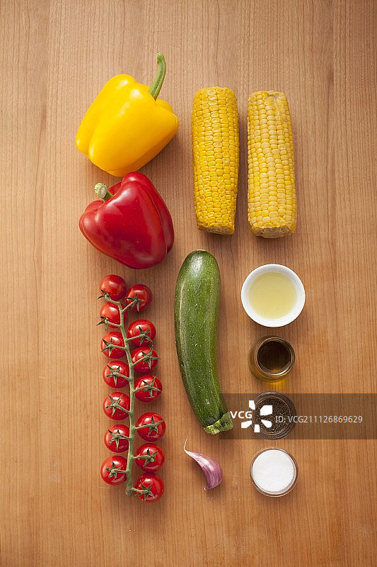 烧烤时的素食蔬菜串的配料图片素材