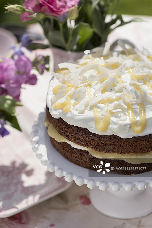 蛋糕架上有椰子的夏日柠檬凝乳蛋糕图片素材