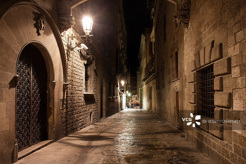 巴塞罗那哥特区夜晚的街道图片素材
