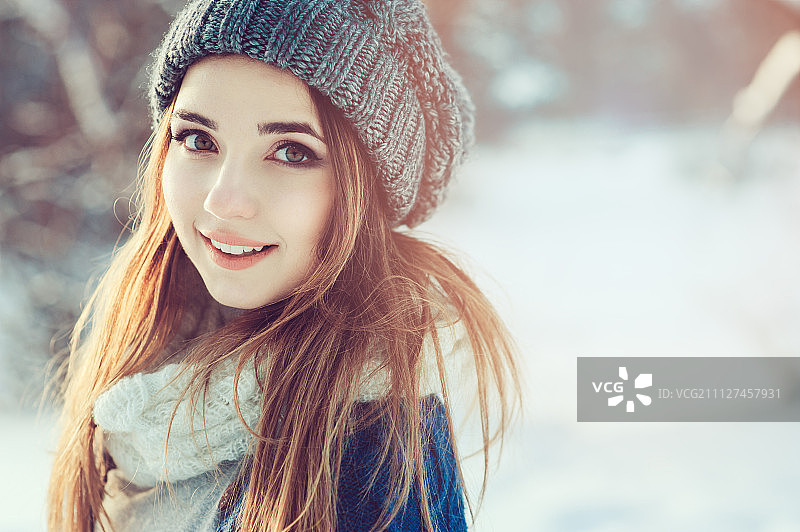 美丽的年轻女子在冬天漫步在白雪覆盖的森林里，偷拍，生活场景图片素材