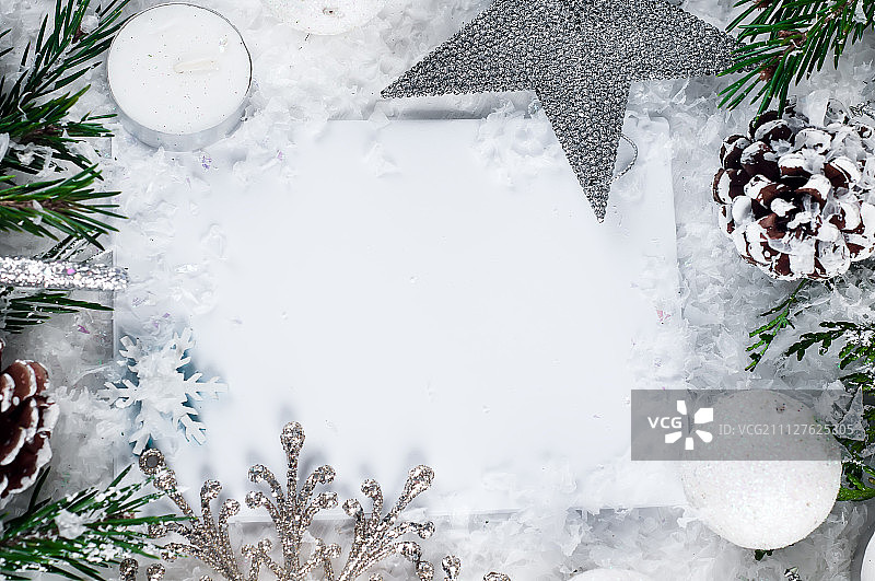 圣诞贺卡与装饰冷杉树在雪。图片素材