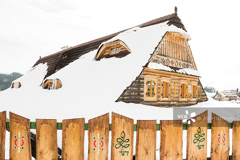 美丽的木屋覆盖在雪，滑雪胜地多诺瓦利，斯洛伐克图片素材