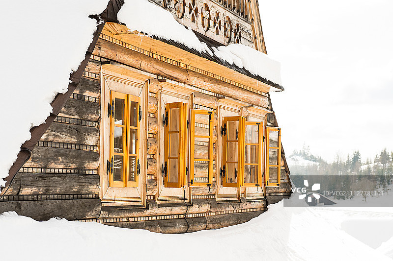美丽的木屋覆盖在雪，滑雪胜地多诺瓦利，斯洛伐克图片素材
