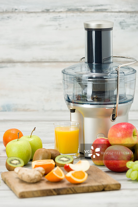 现代电动榨汁机，各种水果及新鲜果汁，健康生活理念图片素材