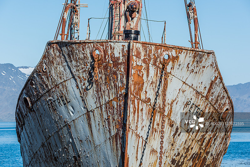 老的生锈的捕鲸船船头的特写图片素材