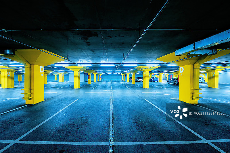 地下车库停车场，很少有汽车和空的空间图片素材