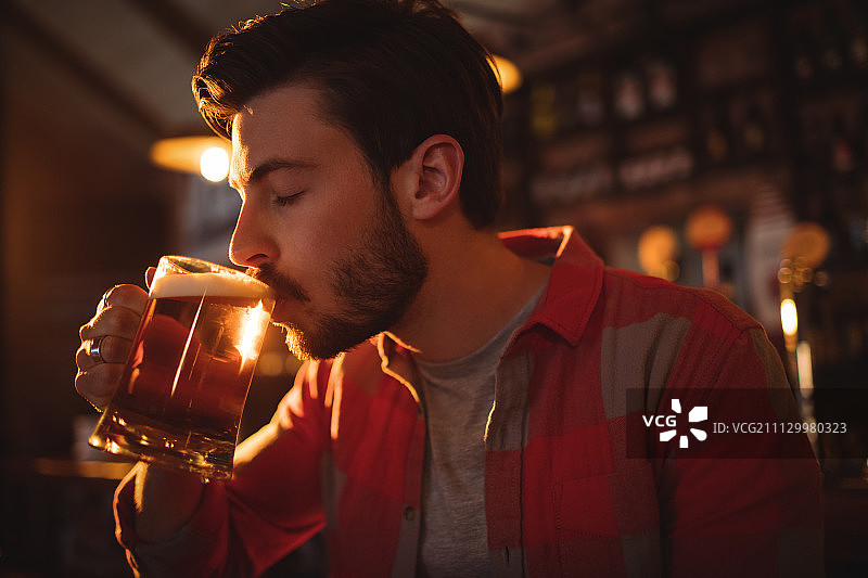 年轻人在酒吧喝啤酒图片素材