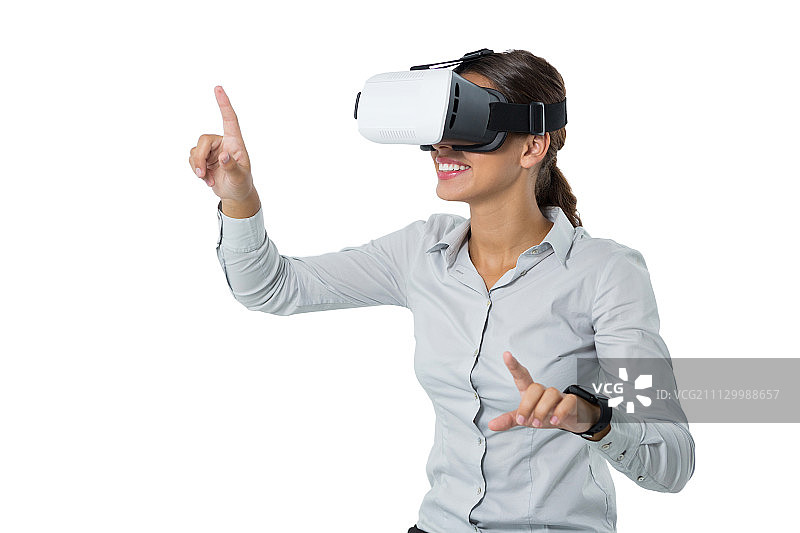 女性主管使用虚拟现实耳机对抗白色背景图片素材