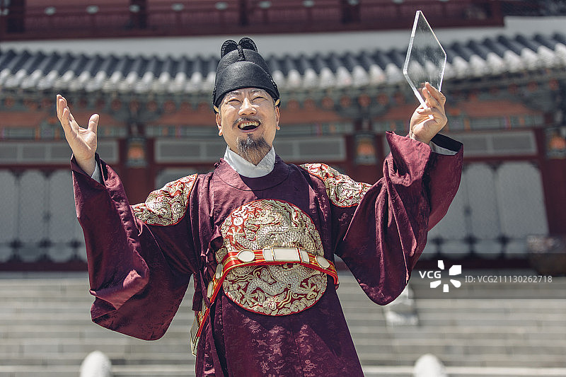穿着韩国国王服装的高级男子举起手拿着有机玻璃图片素材