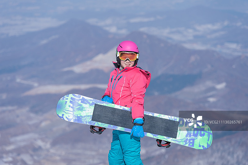 年青女性在滑雪场图片素材