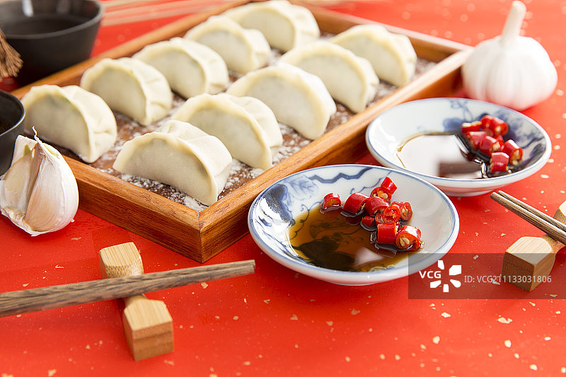 中国传统新年饺子和酒图片素材