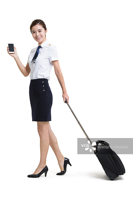 拉行李箱的微笑空姐拿着手机图片素材