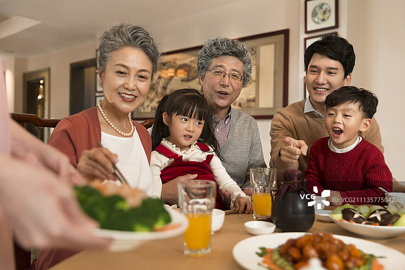 快乐一家人过年吃团圆饭图片素材