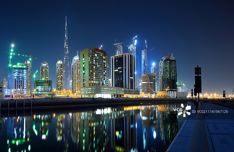 迪拜购物中心及哈利法塔夜景图片素材