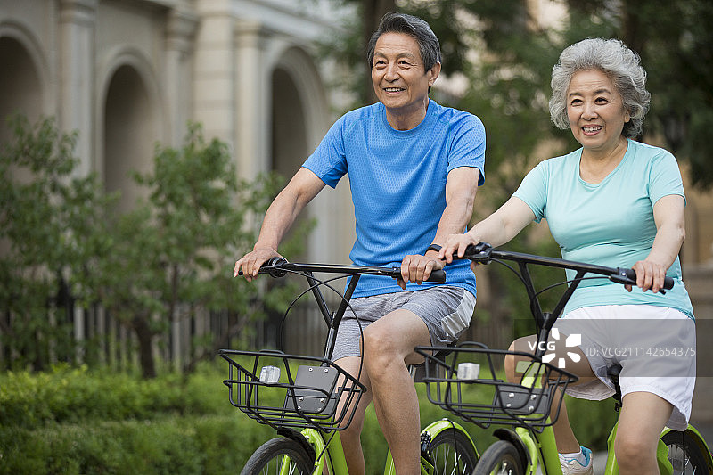 老年夫妇骑共享单车图片素材
