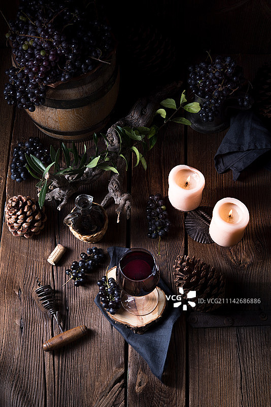 红酒，一桶葡萄和一杯葡萄酒图片素材