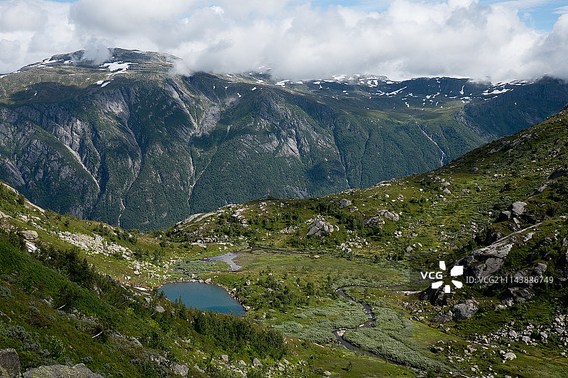 位于峡湾的挪威山湖图片素材