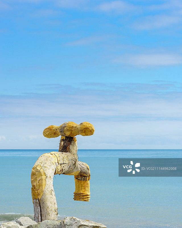 新西兰霍基蒂卡海边木制艺术图片素材