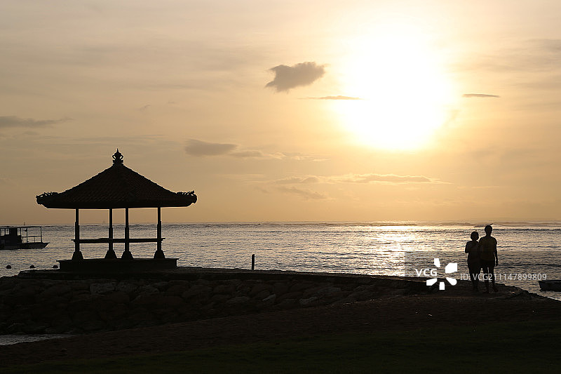 度假时光-巴厘岛日出海边与凉亭图片素材