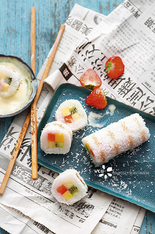 烤甜寿司配椰子和塔希提香草酱图片素材