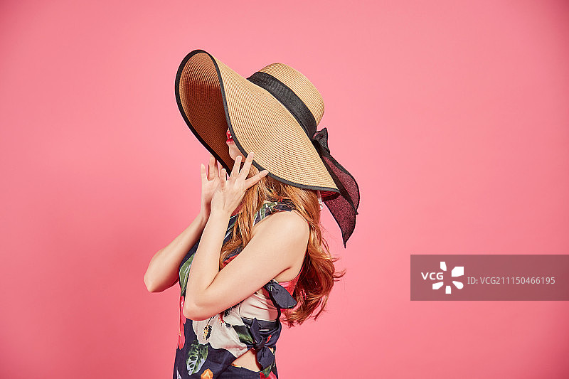 韩语，女人，时尚，帽子，模糊的脸(无法辨认)，渡渡鸟(概念)图片素材