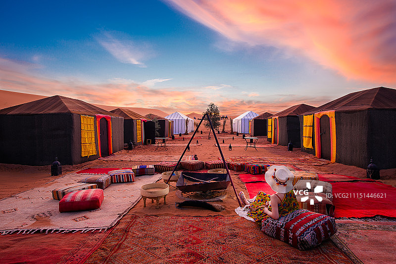 撒哈拉沙漠帐篷酒店日落图片素材