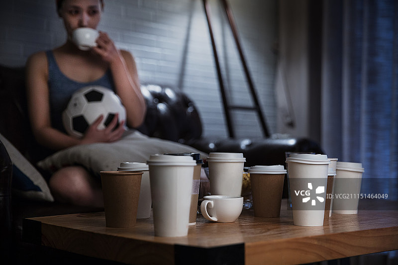 年轻女士喝咖啡熬夜看足球静物特写图片素材
