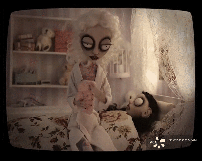 木偶形象的母亲把她的女儿在床上，停止运动效果图片素材