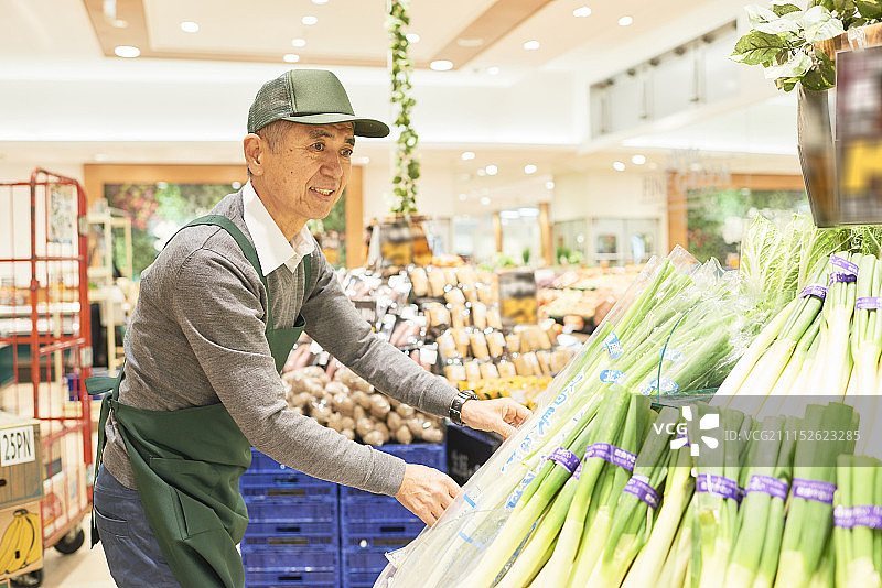 高级工人在超市安排农产品图片素材