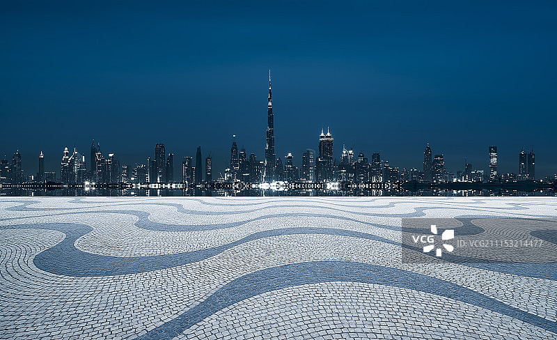 迪拜CBD摩天大楼繁华夜景和地面光效果图片素材