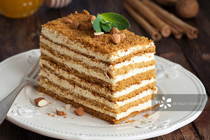 蜂蜜层蛋糕Medovik装饰薄荷叶和杏仁图片素材