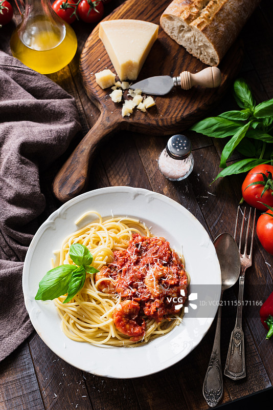 意大利面配番茄酱、虾和帕尔马干酪图片素材