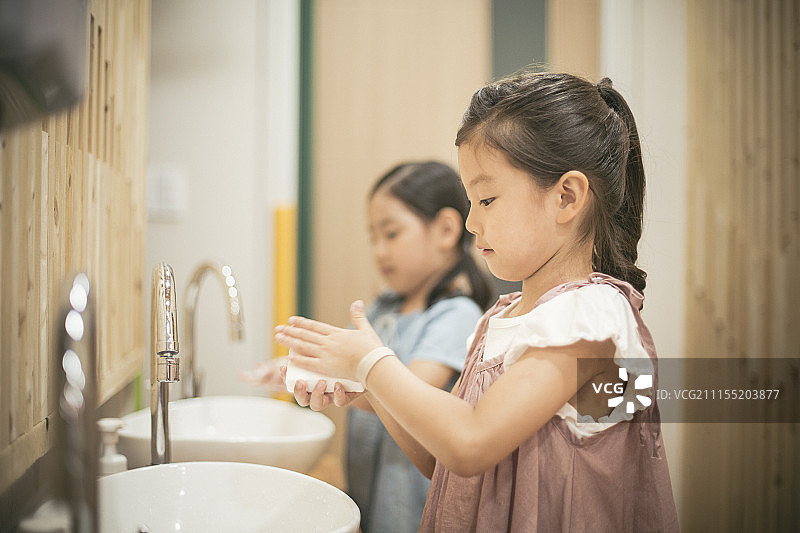 学龄前儿童用肥皂洗手照片图片素材