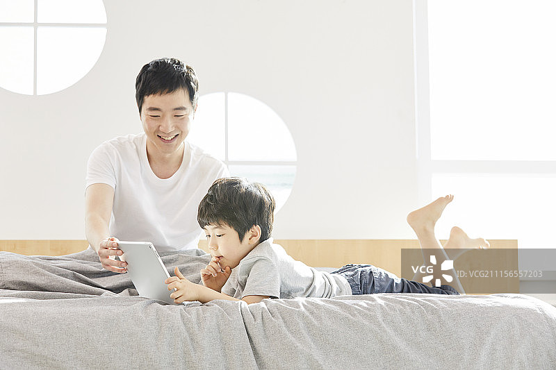 生活方式,卧室,父亲,儿子,韩国人图片素材