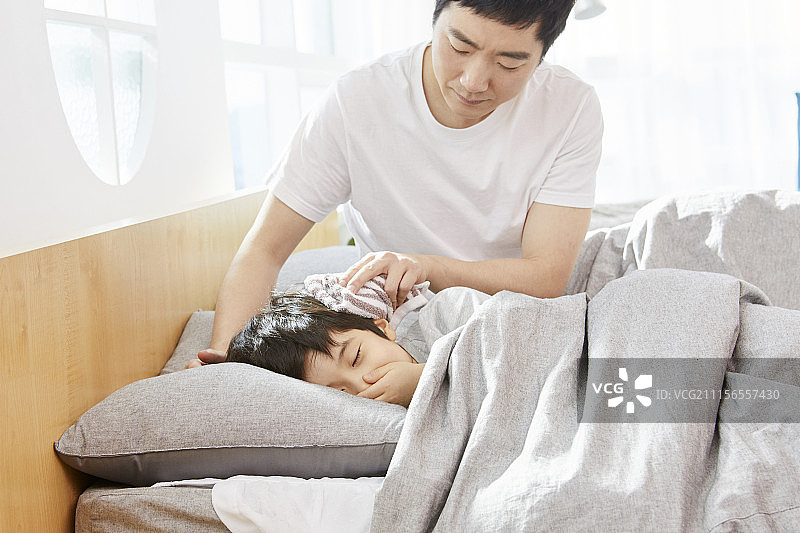 生活方式,卧室,父亲,儿子,韩国人图片素材