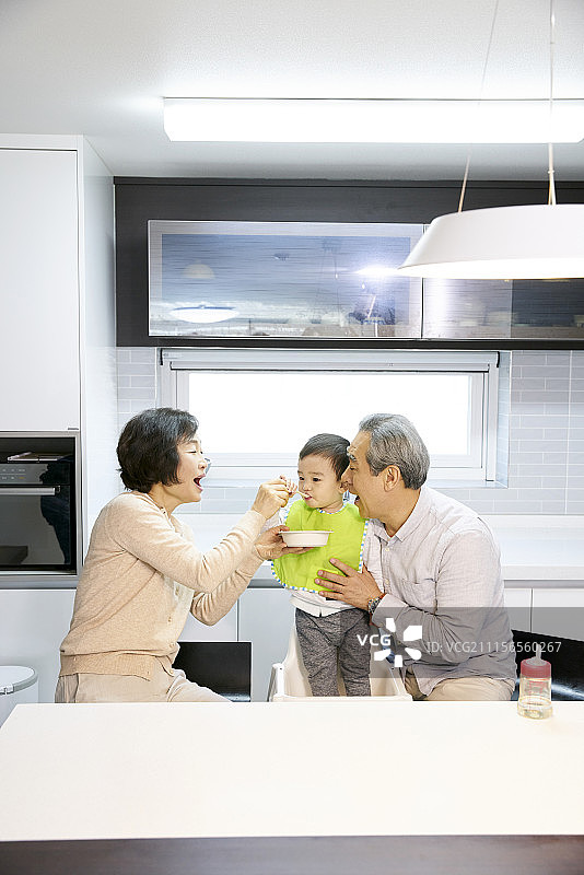 婴儿护理,祖父,祖母,孙子,韩国人图片素材