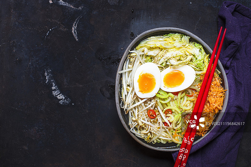 低碳水化合物汤，有杂烩，白菜，胡萝卜，绿豆，鸡蛋和辣椒(亚洲)图片素材