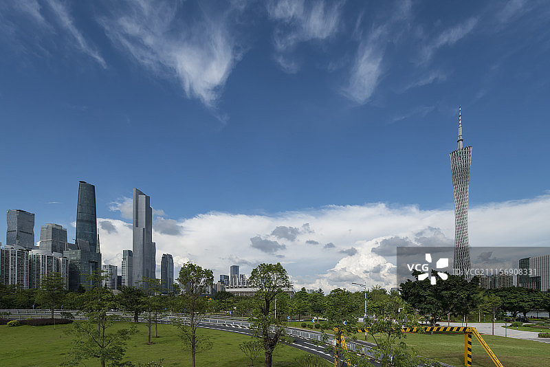 广州塔与珠江新城蓝天白云图片素材