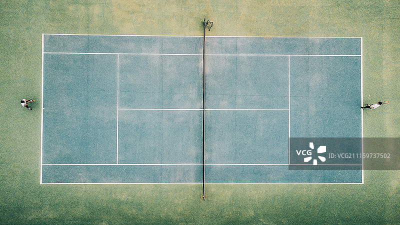 两个人正在网球场打网球图片素材