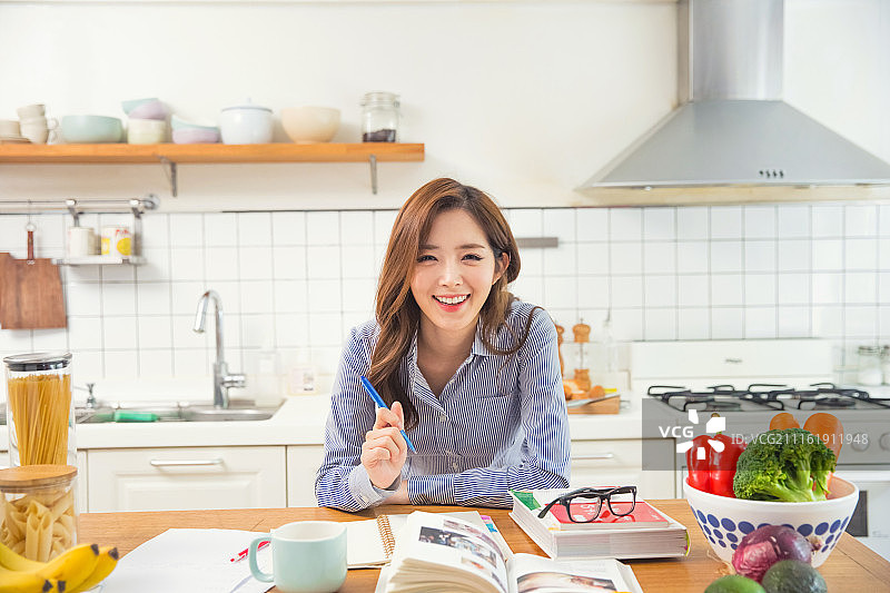 韩国，女性，厨房，烹饪(食物准备)，食物准备，厨师，食物造型师，微笑图片素材
