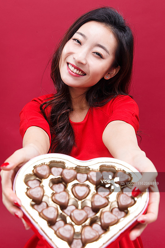 青年女人拿着巧克力图片素材