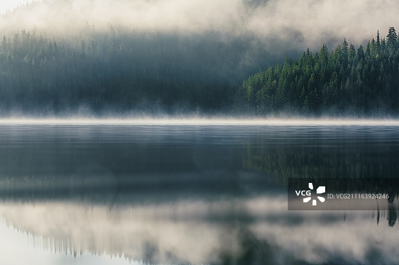 湖面上蒸发的雾图片素材