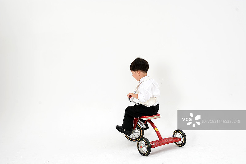 骑自行车的快乐小男孩图片素材