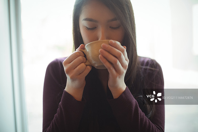 Woman having cup of coffee at caf茅图片素材