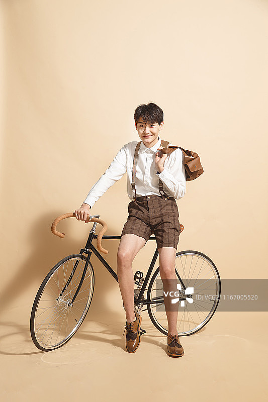 青年男人推着自行车图片素材