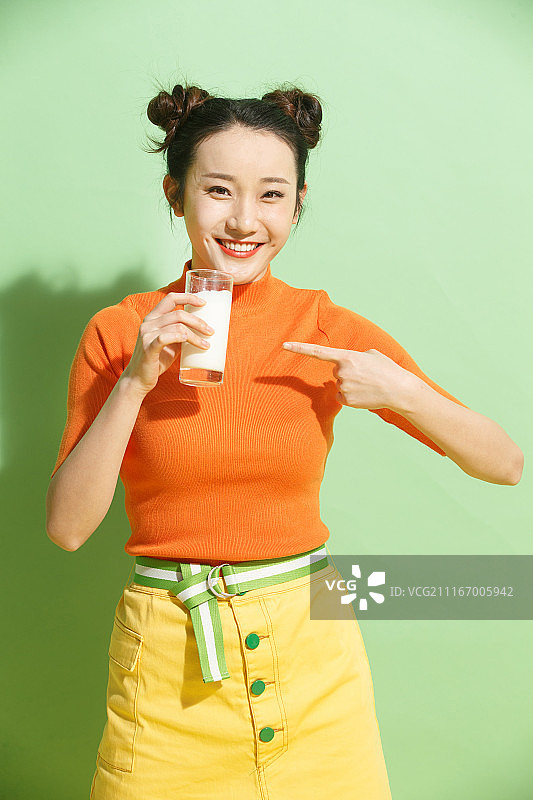 青年女人喝牛奶图片素材