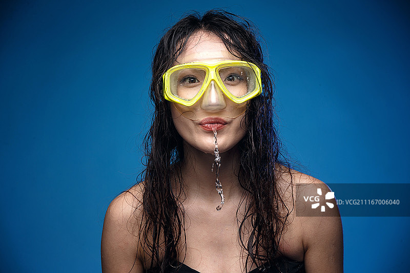 戴潜水镜的青年女人图片素材