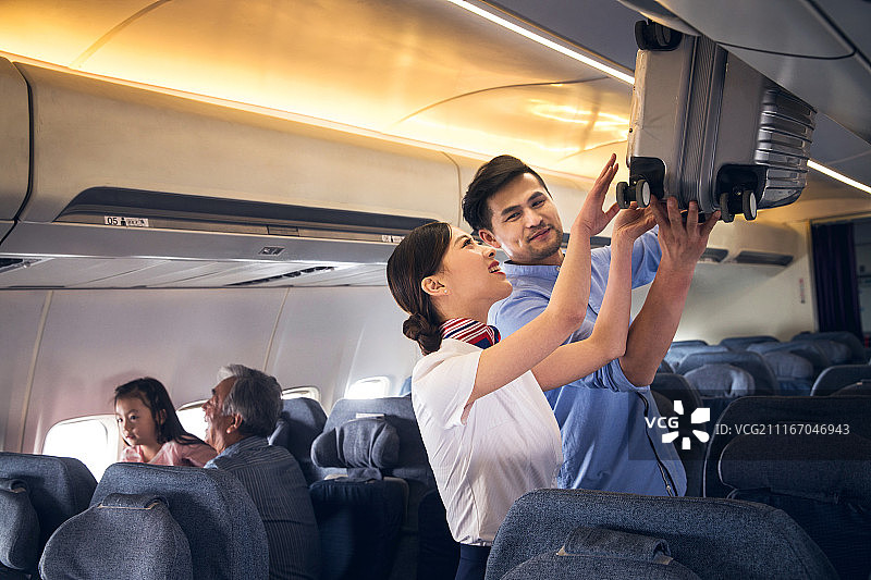 空姐和乘客在飞机上图片素材