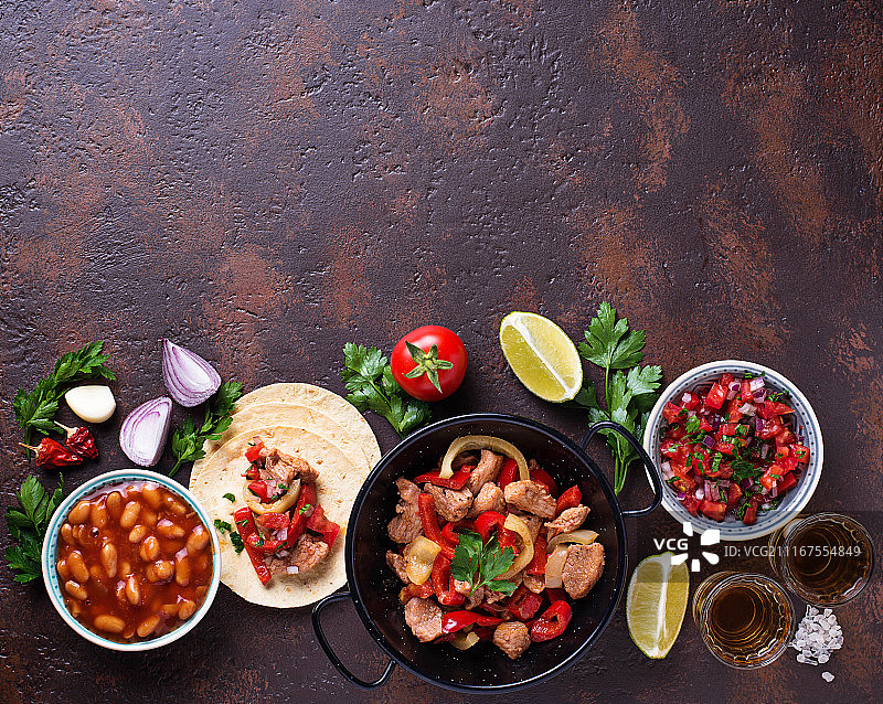 墨西哥食物的概念。莎莎酱，玉米粉圆饼，豆子，法士达和Te图片素材